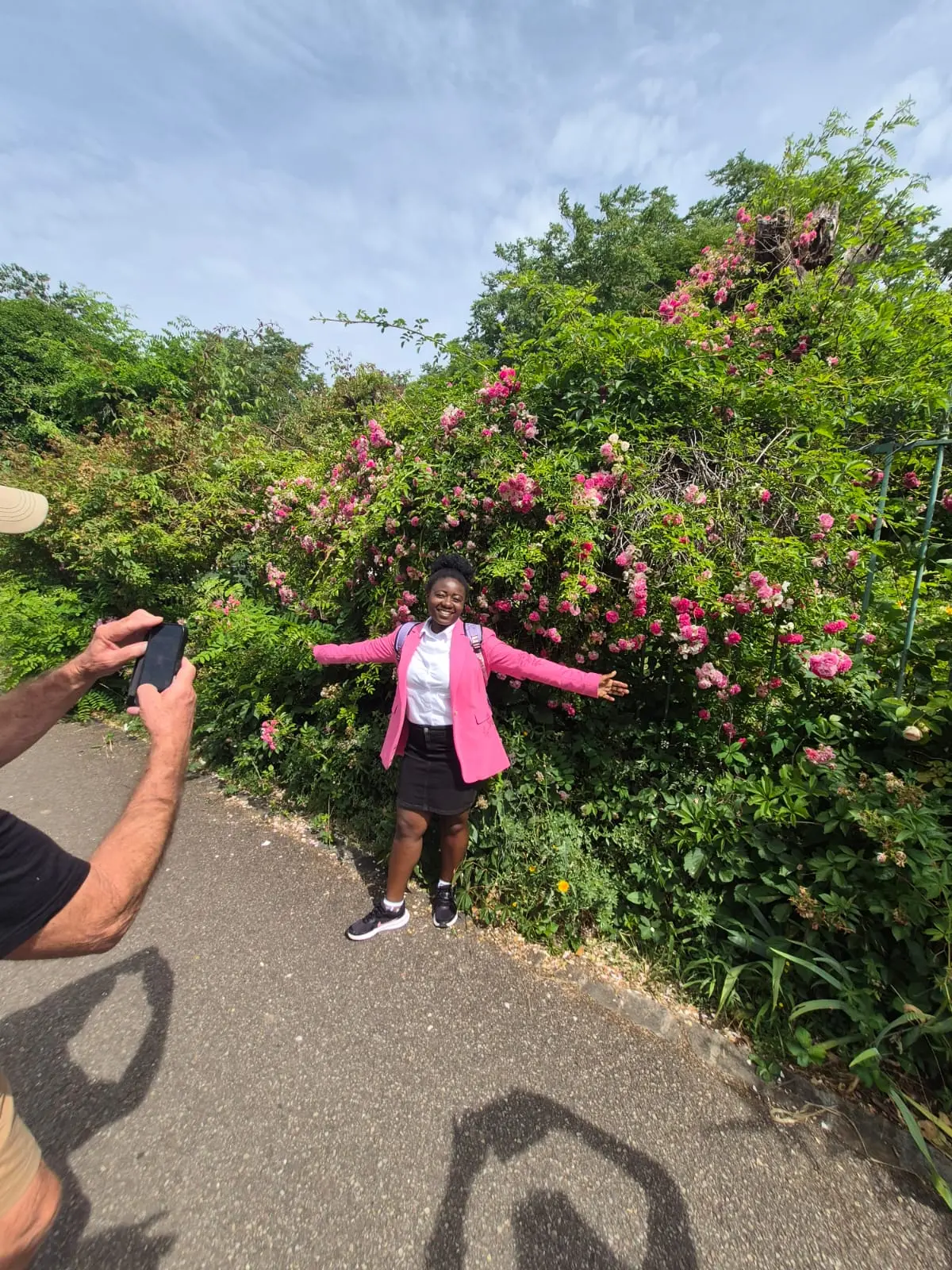 Votre guide au milieu des rosiers en fleurs de Giverny