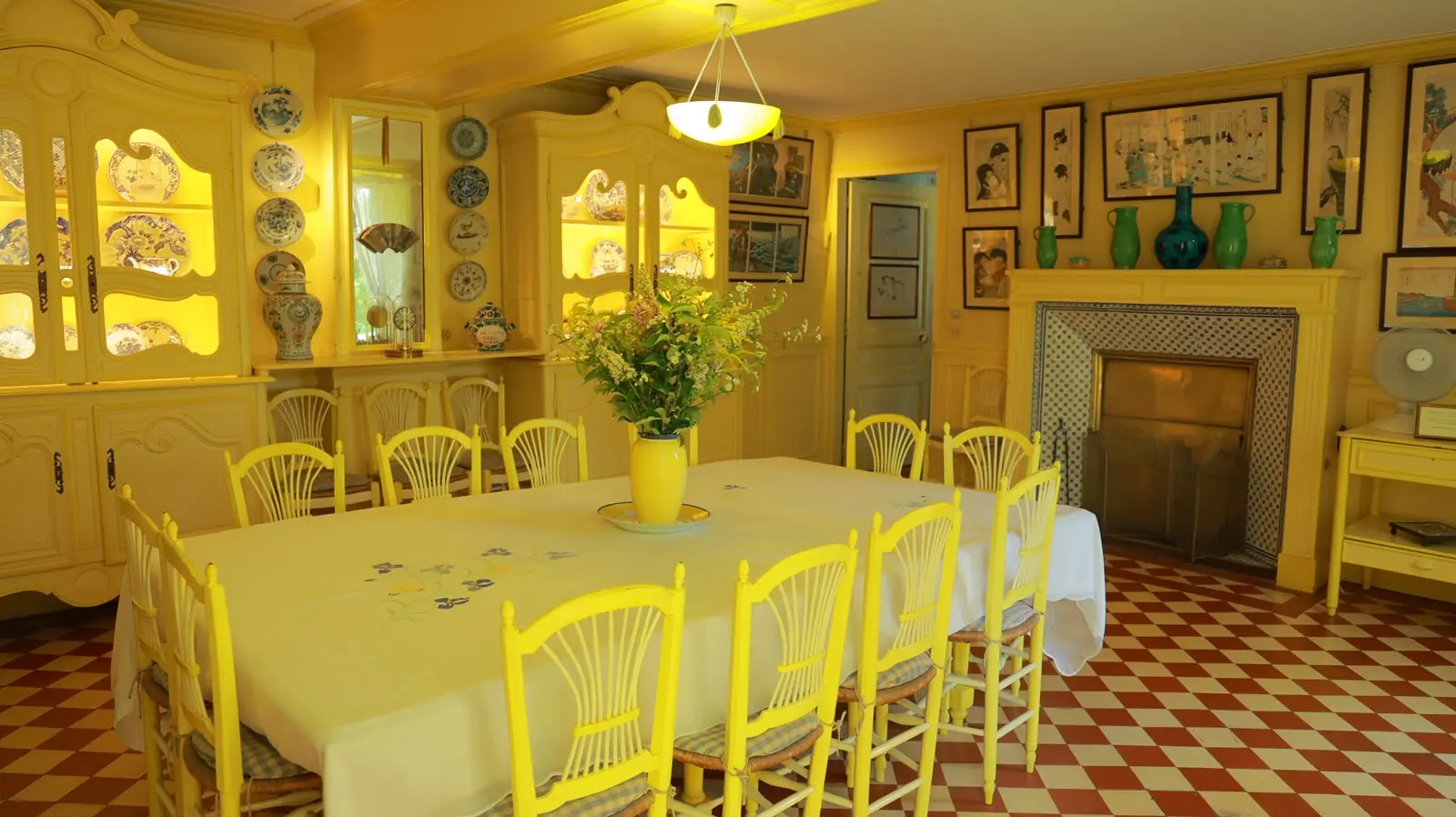 La salle à manger jaune