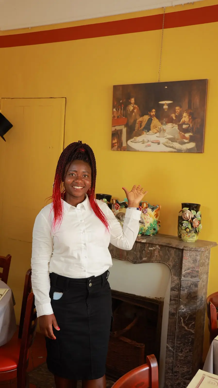 Marine, votre guide, dans une salle de restaurant historique de Giverny